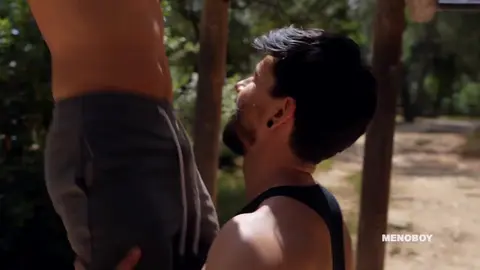 Stallion Fabio baise Elias dans un parc de Montpellier