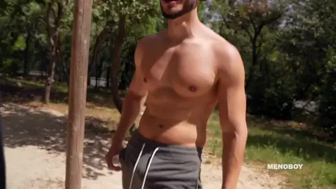 Stallion Fabio baise Elias dans un parc de Montpellier
