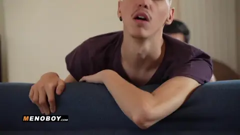Étalon baise un minet gay bien salope