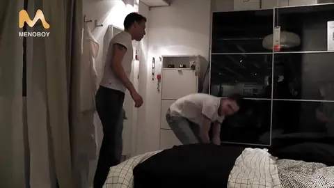 Baise entre mecs chez Ikea