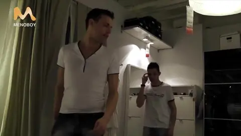 Baise entre mecs chez Ikea