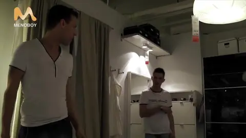 Baise entre mecs chez Ikea