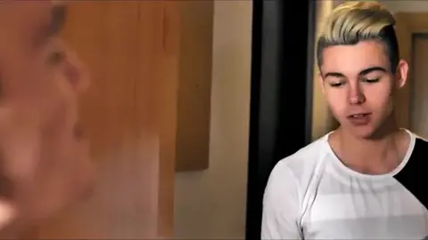 Théo très occupé - Action gay torride