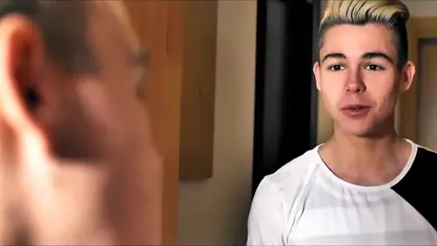 Théo très occupé - Action gay torride