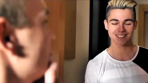 Théo très occupé - Action gay torride