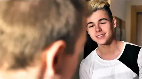 Théo très occupé - Action gay torride