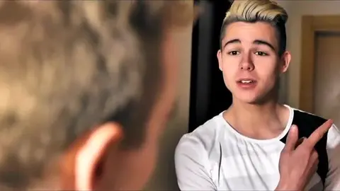 Théo très occupé - Action gay torride