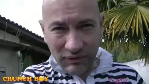 Un twink éjaculé dans le cul dans mon jardin