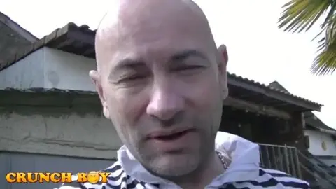 Un twink éjaculé dans le cul dans mon jardin