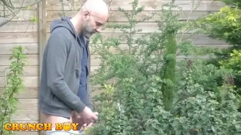 Un twink éjaculé dans le cul dans mon jardin