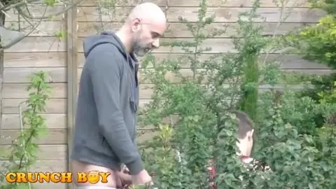 Un twink éjaculé dans le cul dans mon jardin