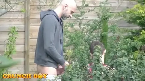 Un twink éjaculé dans le cul dans mon jardin