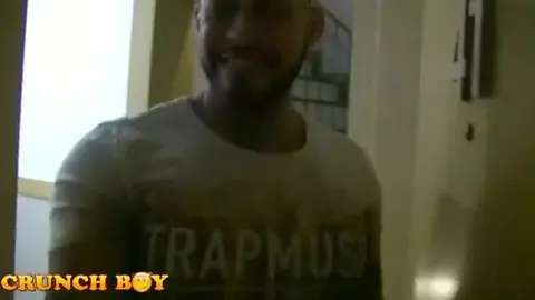 VIKTOR ROM fait le casting d'un beau mec brésilien