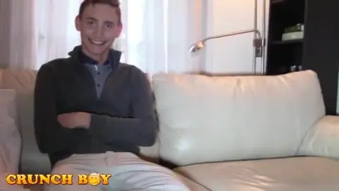 Un jeune homme rempli de foutre par TIM COSLA