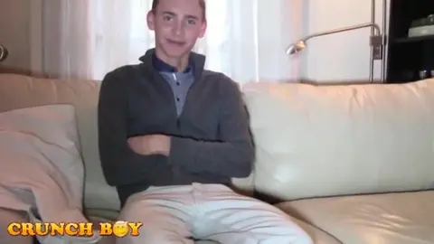 Un jeune homme rempli de foutre par TIM COSLA
