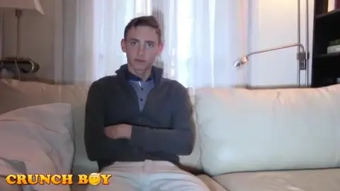 Un jeune homme rempli de foutre par TIM COSLA