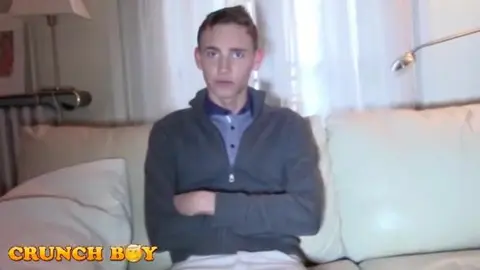 Un jeune homme rempli de foutre par TIM COSLA