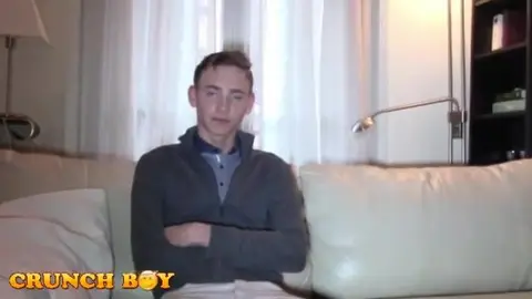 Un jeune homme rempli de foutre par TIM COSLA