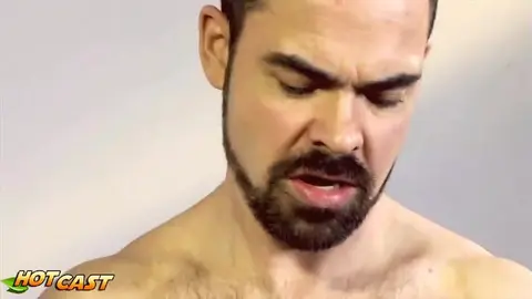 Dolan Wolf & Mathew Davids – Un daddy barbu baise un twink à la salle de sport