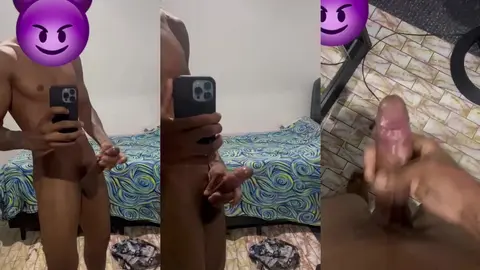 Un Latino tatoué joue avec un gode dans une vidéo maison