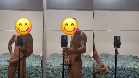 Latino musclé installe un trépied et se caresse debout