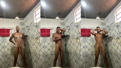 Beau black musclé danse à poil contre un mur à motifs