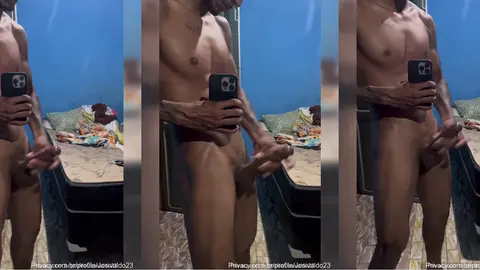Un Latino se filme en selfie devant le miroir en boxer noir