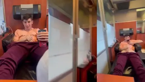 Un sportif sort sa bite dans le train