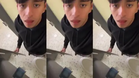 Un pote sort sa bite bien dure devant le lavabo