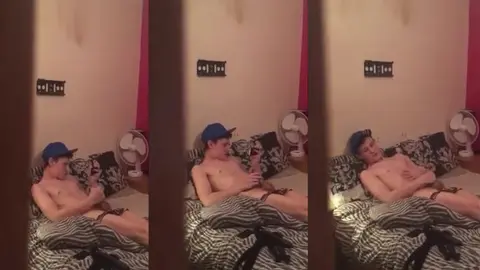 Des colocataires filmés par la porte s'amusent au lit