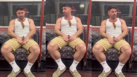 Mec musclé filmé seul assis dans le métro