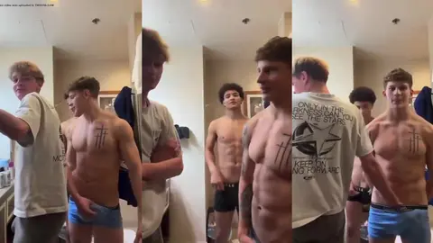 Un pote musclé montre ses abdos et son boxer dans le vestiaire