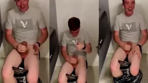Un mec filmé en train de se masturber sur les toilettes