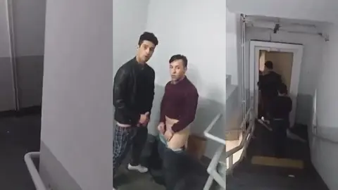 Gros plan sur une jambe nue pendant qu'un pote est filmé