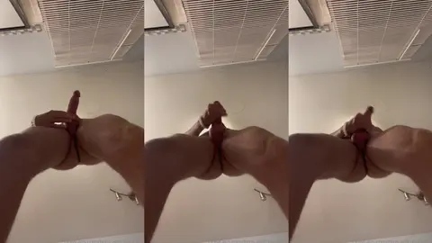 Vidéo POV floue d'une main qui caresse une queue dure