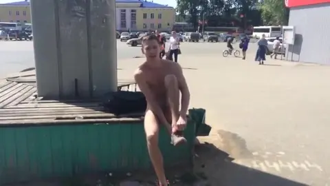 Un mec à poil se balade en pleine rue en plein jour