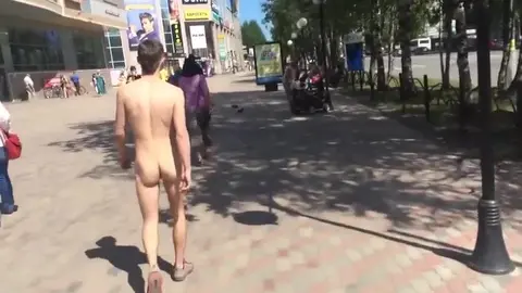 Un mec à poil se balade en pleine rue en plein jour