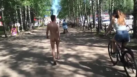 Un mec à poil se balade en pleine rue en plein jour