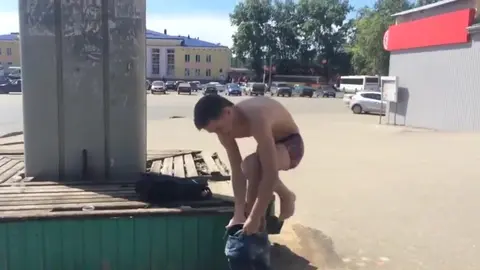 Un mec à poil se balade en pleine rue en plein jour