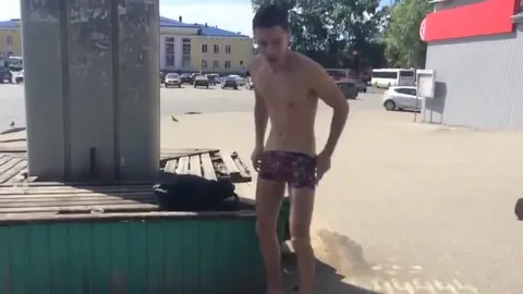 Un mec à poil se balade en pleine rue en plein jour