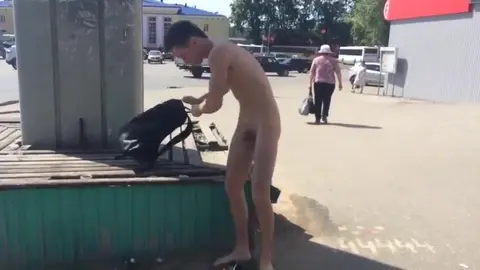 Un mec à poil se balade en pleine rue en plein jour