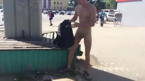 Un mec à poil se balade en pleine rue en plein jour