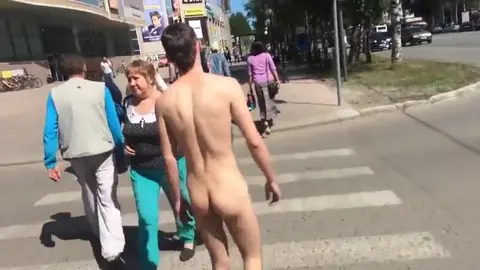 Un mec à poil se balade en pleine rue en plein jour