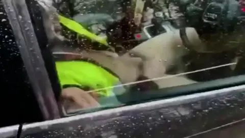 Un ouvrier en gilet fluo se filme en train de se branler en voiture