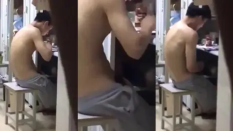 Torse Nu et Chignon, Aperçu par l'Entrebâillement de la Porte