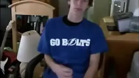 Étudiant en T-shirt d'Équipe se Branle Devant la Webcam