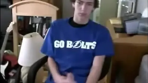 Étudiant en T-shirt d'Équipe se Branle Devant la Webcam