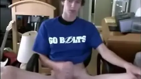 Étudiant en T-shirt d'Équipe se Branle Devant la Webcam