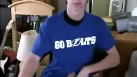 Étudiant en T-shirt d'Équipe se Branle Devant la Webcam