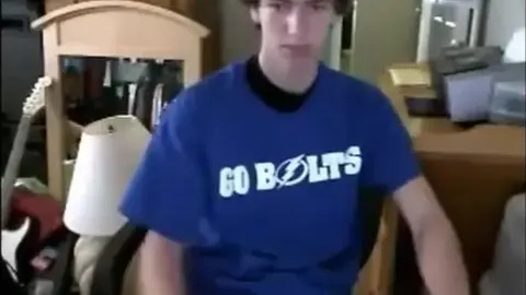 Étudiant en T-shirt d'Équipe se Branle Devant la Webcam